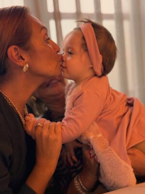 Susana Dias Ramos Instagram - Há 1 ano atrás, mais ou menos a esta hora, cheguei para a conhecer! O coração saltava-me do peito! Ela era pequenina e perfeita… pensei nela desde o momento que soube que ela queria sair! Acendi velas à Nossa Senhora as 3 da manhã… por ela, e por eles, o  dois… Ana e Emanuel.
Ali, quando lhe peguei, o amor transformou-se em família. Jurei-lhes que seria eterno… 
Hoje, passado um ano… têm-me presa para sempre!
Obrigada @emanueloliveira.manu e @anamag14 💞
A minha Magui faz 1 aninho… parabéns amorzinho pequenino!
Tem as feições da mãe e o feitiozinho do pai!
Da madrinha, tem o charme 🤫
