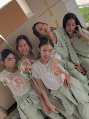 Suttatip Wutchaipradit Instagram - อะเจอรูปและคลิปอีกตั้งนึง ลงให้หมดจะได้สดชื่น
ละทำไมโทรศัพท์มีแต่คลิปเขมิ ไม่เข้าใจ @kemisarap
คิดถึงทุกคนโว้ยยย #clairebell #clairebelltheseries