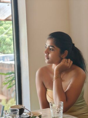 Suveta Shrimpton Instagram - Just out here being the main character 🍃
.
.
#aurovilledays #chilling #explorintheworld #suveta #suvetashrimpton