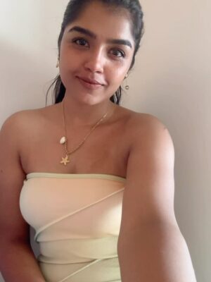 Suveta Shrimpton Instagram - Just out here being the main character 🍃
.
.
#aurovilledays #chilling #explorintheworld #suveta #suvetashrimpton