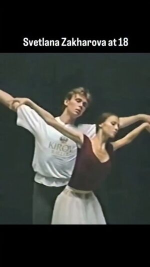 Svetlana Zakharova Instagram - The one & only Svetlana Zakharova in "Giselle" Act 2 Adagio. In 1997, at just 18 years old, she was promoted to Principal Dancer with the Mariinsky Ballet.
#Repost @ballet.masterpieces ❤️