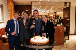 Sveva Alviti Instagram - I meravigliosi 50 anni di mio marito ♥️Grazie a tutti, grazie @bvlgarihotelroma per farci sentire sempre a casa. Amore mio ti amo 

Special cake by @romanengo1780 una delle torte più buone mai mangiate. Grazie per esserci sempre.