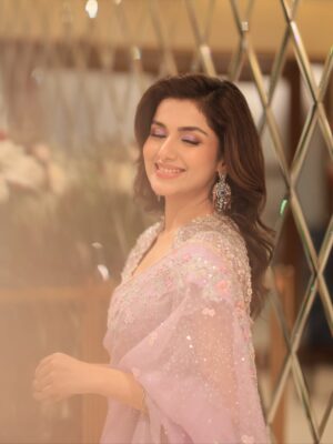 Syeda Tuba Anwar Instagram - Saree girl era activated ✨🪷

Wearing @farahtalibaziz
Makeup @ss_zubair 
Hair @anasahmed.ss 
Jewel @kohar_jewel
Photography @saifsheikh_photography_films