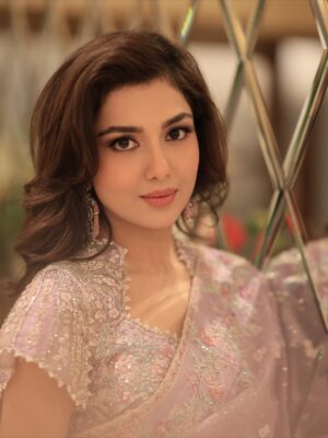 Syeda Tuba Anwar Instagram - Saree girl era activated ✨🪷

Wearing @farahtalibaziz
Makeup @ss_zubair 
Hair @anasahmed.ss 
Jewel @kohar_jewel
Photography @saifsheikh_photography_films