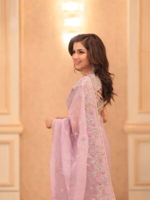 Syeda Tuba Anwar Instagram - Saree girl era activated ✨🪷

Wearing @farahtalibaziz
Makeup @ss_zubair 
Hair @anasahmed.ss 
Jewel @kohar_jewel
Photography @saifsheikh_photography_films