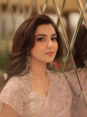 Syeda Tuba Anwar Instagram - Saree girl era activated ✨🪷

Wearing @farahtalibaziz
Makeup @ss_zubair 
Hair @anasahmed.ss 
Jewel @kohar_jewel
Photography @saifsheikh_photography_films