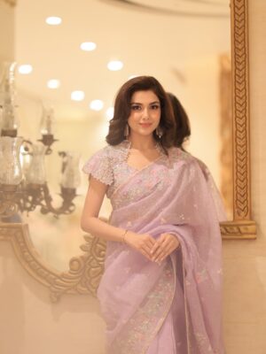 Syeda Tuba Anwar Instagram - Saree girl era activated ✨🪷

Wearing @farahtalibaziz
Makeup @ss_zubair 
Hair @anasahmed.ss 
Jewel @kohar_jewel
Photography @saifsheikh_photography_films