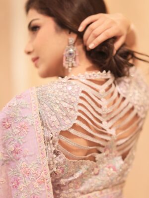 Syeda Tuba Anwar Instagram - Saree girl era activated ✨🪷

Wearing @farahtalibaziz
Makeup @ss_zubair 
Hair @anasahmed.ss 
Jewel @kohar_jewel
Photography @saifsheikh_photography_films