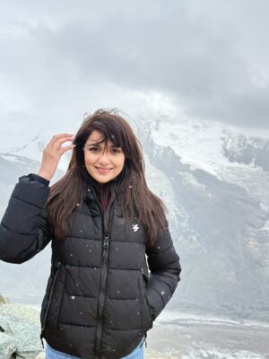 Syeda Tuba Anwar Instagram - Lived the AI dream in real life ❄️✨
Which ones your fav?