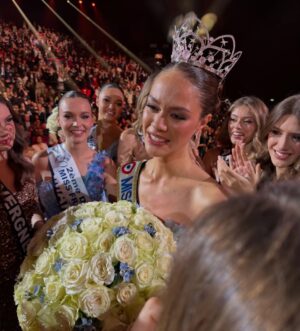 Sylvie Tellier Instagram - ✨Jolie marraine @camillecerf 
belle famille @missfranceoff 
Māuruuru Tahiti !
Heureuse de voir Camille accompagner Hinaupoko avec toute sa bienveillance et sa lumière. Une très belle transmission✨