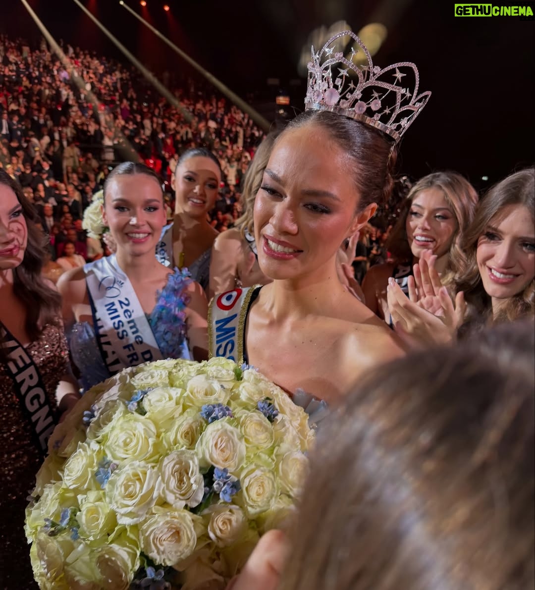 Sylvie Tellier - 16K Likes - ✨Jolie marraine @camillecerf 
belle famille @missfranceoff 
Māuruuru Tahiti !
Heureuse de voir Camille accompagner Hinaupoko avec toute sa bienveillance et sa lumière. Une très belle transmission✨