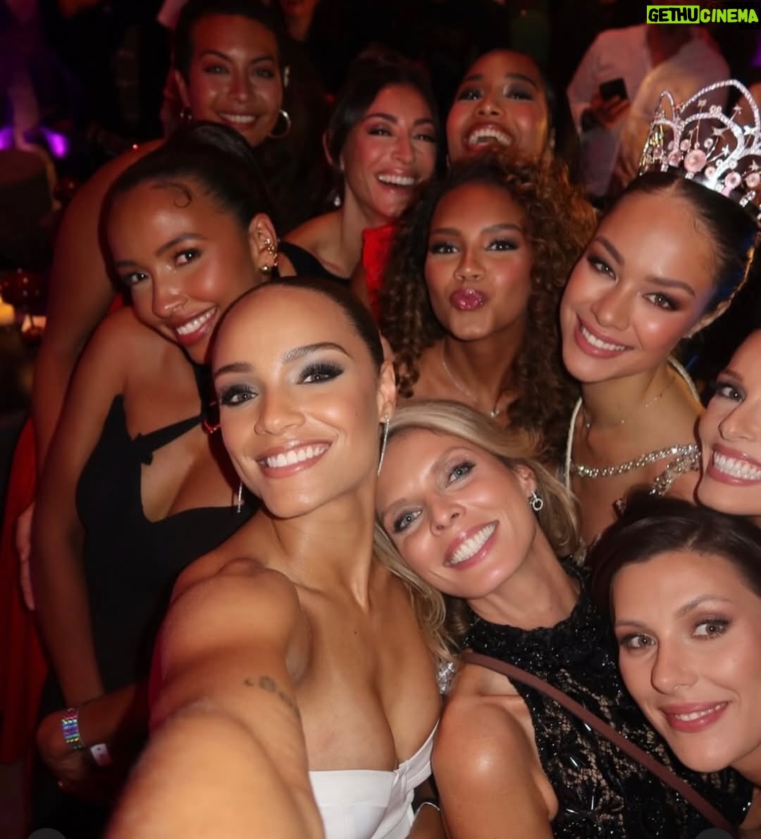 Sylvie Tellier - 16K Likes - ✨Jolie marraine @camillecerf 
belle famille @missfranceoff 
Māuruuru Tahiti !
Heureuse de voir Camille accompagner Hinaupoko avec toute sa bienveillance et sa lumière. Une très belle transmission✨