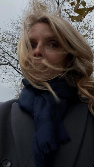 Sylvie Tellier Instagram - Miss France ce soir ✨
Cheveux longs ou cheveux courts ? 
Merci @royalextension pour la transformation