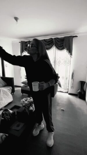 Tábata Gálvez Instagram - Las tensiones en “La casa Ex Solteros” van en aumento, la presión por el show de esta noche ha generado una nueva discusión esta vez por el desayuno.
¡Todos contra Tabata! Parece ser la estrategia mientras la productora Carla Tacle ya no los soporta y se los hizo saber.
👉 No te pierdas “Ex Solteros”
📅 Sábado 1 de noviembre
🕗 20h00
📍 Teatro Sucre – Cuenca
🎟️ Boletos disponibles en Meet2go
✨ Producción: Carla Tacle
🎬 Elenco: Tábata Gálvez – Ricardo González – Alberto Cajamarca - Yolanda López
📝 Libreto: Gabriel Laina y Ricardo González
🎭 Dirección Escénica: Gabriel Laina
🔥 Una comedia que promete risas, enredos y sorpresas que no olvidarás.
#ExSolteros #Cuenca #FeriadoNoviembre #ComediaEcuatoriana #Teatro #DramaReal #SeOdiaPeroActúan #RisasGarantizadas