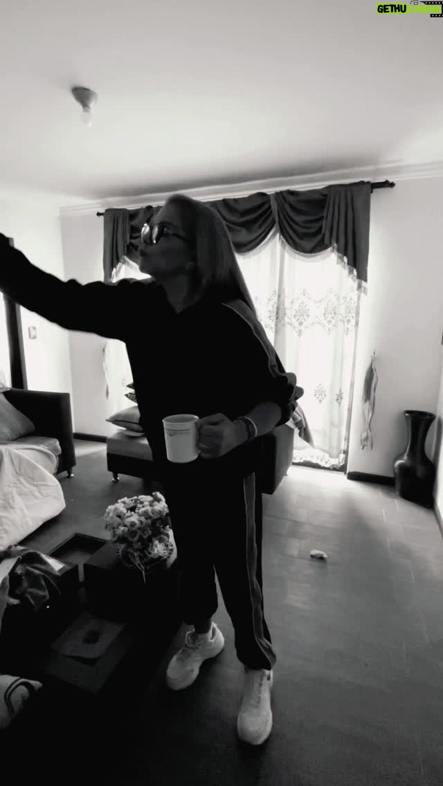 Tábata Gálvez - 561 Likes - Las tensiones en “La casa Ex Solteros” van en aumento, la presión por el show de esta noche ha generado una nueva discusión esta vez por el desayuno. 

¡Todos contra Tabata! Parece ser la estrategia mientras la productora Carla Tacle ya no los soporta y se los hizo saber.

👉 No te pierdas “Ex Solteros”
📅 Sábado 1 de noviembre
🕗 20h00
📍 Teatro Sucre – Cuenca
🎟️ Boletos disponibles en Meet2go

✨ Producción: Carla Tacle
🎬 Elenco: Tábata Gálvez – Ricardo González – Alberto Cajamarca - Yolanda López 
📝 Libreto: Gabriel Laina y Ricardo González
🎭 Dirección Escénica: Gabriel Laina

🔥 Una comedia que promete risas, enredos y sorpresas que no olvidarás.

#ExSolteros #Cuenca #FeriadoNoviembre #ComediaEcuatoriana #Teatro #DramaReal #SeOdiaPeroActúan #RisasGarantizadas