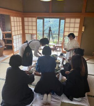 Takako Tokiwa Instagram - NHK あさイチ

秋の京都旅にモデルの浜島直子さんと✨
面白すぎて、笑いすぎて、ひっくり返りそうな旅でした（笑）

同じメイクさん、スタイリストさんなことが多くて、人選？が同じということは、それだけでも、かなり感覚が近い？と出会える日を楽しみにしていた✨
ご著書のエッセイを拝読しても、言葉選び、思考回路に共通点が✨

キュートでチャーミングなハマジ様！
最強ですやんっ💕

また旅したいね〜♫

@nhk_asaichi 
@hamaji_0912 

#静かな京都旅 

#水尾 
#柚子の里 
#京都グルメ 

@saihoji_daily 
@bamboocoffeekyoto 

#京都人の密かな愉しみ 
#新シリーズは 
#1月4日スタート 
#そして 
#再放送あります 
# 2025年11月13日(木)から
#毎週木曜 
#午後6:00～7:30
#3話連続 
#12月25日(木)のみ 
#午後6:00～7:00
#第19、20話放送