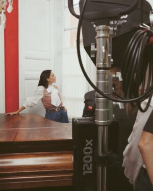 Tamara Falcó Instagram - En estas fechas es el momento perfecto para agradecer y poner en valor el trabajo del gran equipo que hay detrás de cada sesión de fotos y cada grabación. Un equipo que cuida, acompaña y hace que todo cobre sentido. Gracias por tanto 🤍

At this time of year, it feels like the perfect moment to thank and highlight the incredible team behind every photoshoot and every recording. A team that cares, supports and makes everything come together.
Thank you for everything 🤍

#TFPByTamaraFalco #PedroDelHierro #ChristmasCollection