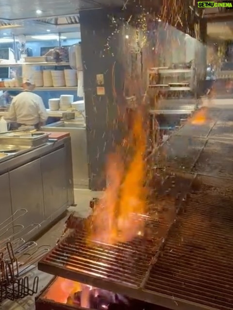 Tamara Falcó - 4.1K Likes - Comidas con amigos y su correspondientes largas sobremesas hasta casi la cena… son momentos que sin prisas, llenan el alma.