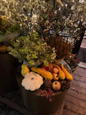 Tamara Falcó Instagram - Comidas con amigos y su correspondientes largas sobremesas hasta casi la cena… son momentos que sin prisas, llenan el alma.