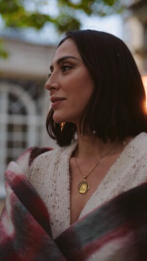 Tamara Falcó Instagram - Algunas joyas no guardan solo recuerdos, guardan fe, compañía y protección ✨ @tousjewelry