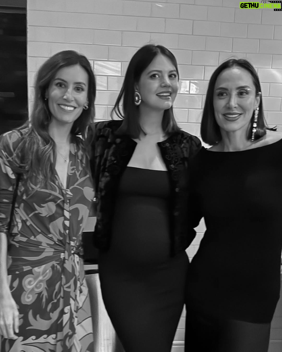 Tamara Falcó - 20.4K Likes - Navidad es esto: amigos, risas, conversaciones largas y brindis que se alargan más de la cuenta 🤍
Gracias a todos los que hicisteis que esta noche fuera tan especial.
Que nunca falten los momentos compartidos.