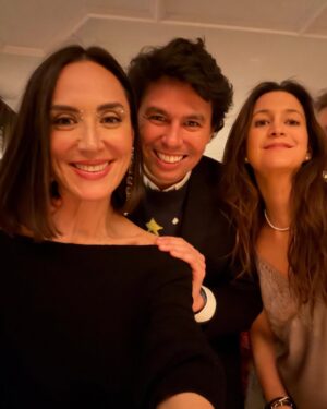 Tamara Falcó Instagram - Navidad es esto: amigos, risas, conversaciones largas y brindis que se alargan más de la cuenta 🤍
Gracias a todos los que hicisteis que esta noche fuera tan especial.
Que nunca falten los momentos compartidos.