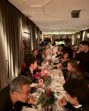 Tamara Falcó Instagram - Navidad es esto: amigos, risas, conversaciones largas y brindis que se alargan más de la cuenta 🤍
Gracias a todos los que hicisteis que esta noche fuera tan especial.
Que nunca falten los momentos compartidos.