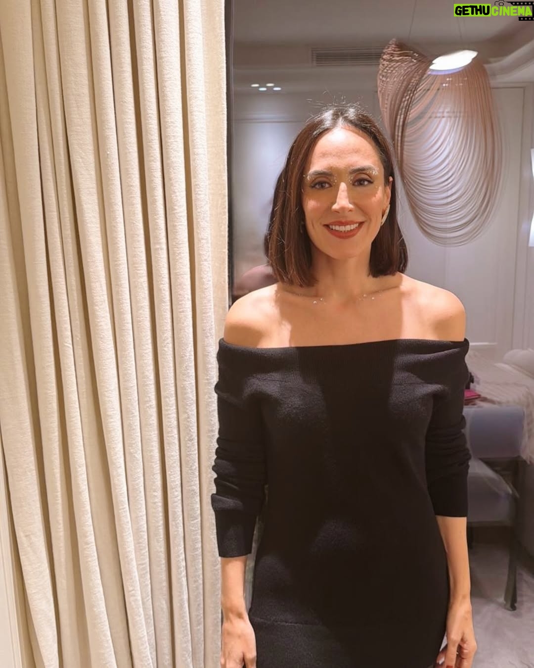 Tamara Falcó - 20.4K Likes - Navidad es esto: amigos, risas, conversaciones largas y brindis que se alargan más de la cuenta 🤍
Gracias a todos los que hicisteis que esta noche fuera tan especial.
Que nunca falten los momentos compartidos.