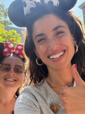 Tania Raymonde Instagram - Disney avec la cousine ✨