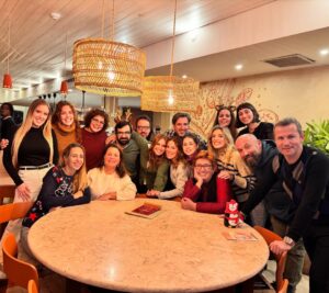 Tânia Ribas de Oliveira Instagram - Jantar de Natal de produção e conteúdos A Nossa Tarde ❤️ 🪢 Obrigada a todos, é um privilégio trabalhar convosco há tantos anos mas, mais ainda, ser vossa amiga. Há muito amor aqui ❤️