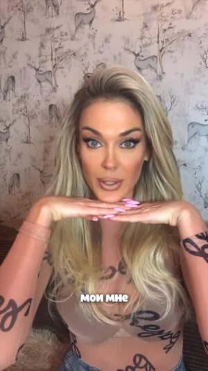Tatyana Tereshina Instagram - Оцениваю свои образы из далеких нулевых! (Часть 2)

Я получила столько положительных комментариев под первой частью, даже не ожидала, что вам так понравится эта рубрика. В другой соц. сети это видео набрало аж больше миллиона просмотров, вы представляете? 

На этот раз, уже вы мне присылали в директ мои луки из далеких нулевых, я даже обалдела от лука Hi-Fi, приятно было вспомнить это выступление. Мы с Митей  @mf_agent еще сильно  молодые и так радостно видеть, что даже спустя 25 лет, мы по прежнему свежи, бодры и продолжаем заниматься любимым делом.😃

Помните какой-то мой лук из нулевых? Бросайте в директ - сниму разбор!