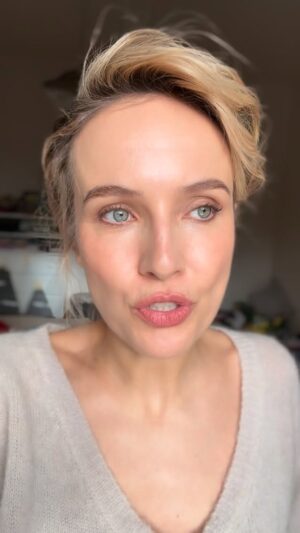 Tereza Ramba Instagram - Stres je všude kolem nás a nevybírá si: pod jeho tlakem jsou dospělí, děti i starší lidé. A blížící se Vánoce a konec roku úlevu nepřináší – stres roste a málokdo se mu umí bránit. Doháníme resty, snažíme se mít dokonale nachystané domácnosti, nakoupené všechny dárky a připravené celé to kouzlo Vánoc pro naše děti, které už ho netrpělivě očekávají a těší se na něj🎄🌟 Výzvou pro řadu z nás mohou být  i samotné vánoční svátky a setkávání se s celou rodinou.
 
Ať už je zdroj stresu před Vánoci u vás kdekoliv, je dobré se na příval pozitivních i ne příliš pozitivních emocí připravit: pomoci v tom může HOMEOPATIE. Je to skvělá šetrná metoda, která je vhodná i pro děti, těhotné a kojící ženy a třeba i starší lidi, kteří berou více léků najednou. Takže u nás doma, je před Vánoci volba jasná🎄❤🌟
Pro více informací o tom, jaká homeopatika vybrat, klikněte na www.svethomeopatie.cz.
Klidné vánoční svátky všem ❤
@svethomeopatie #spoluprace