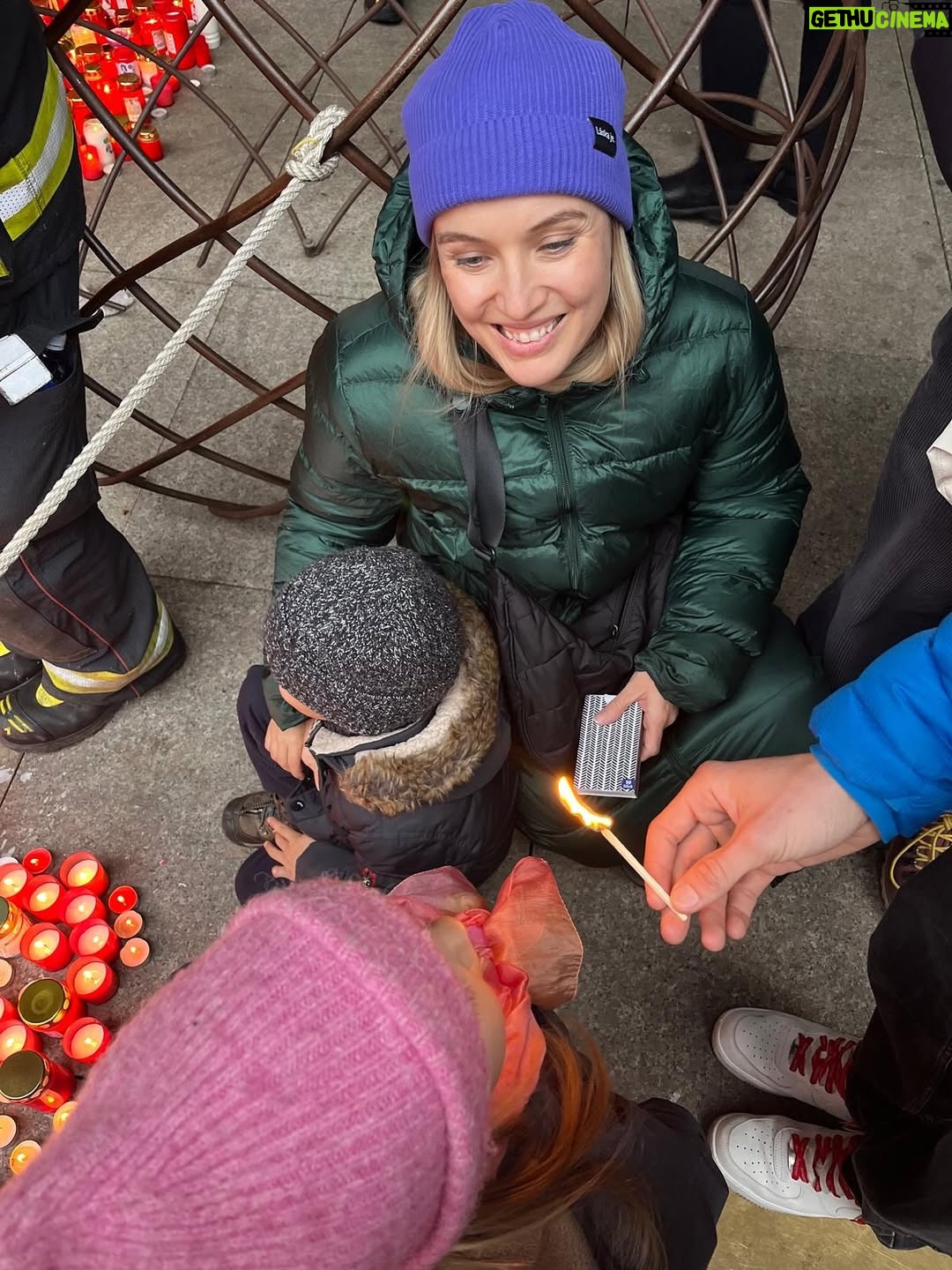 Tereza Ramba - 4K Likes - Svoboda je strašně cukru v kafi a kravský mlíko.
Svoboda je ulice pod kůží.
Svobodná je mysl, tělo i společnost.
Bez svobody se dá žít, ale jak?
Svoboda je nakažlivá a neopustitelná.
Svoboda je jako dobře omaštěnej knedlík.
Svoboda je obrovskej boj mezi malýma bojema, který všichni denně odvážně vedeme.
Svoboda je dar.
Svobodu nám dala generace mých rodičů a prarodičů.
Svobodu chci žít.
Svobodu chci dát všem budoucím generacím, svým i vašim dětem.
Svoboda je zadarmo.
Svoboda je Statečné srdce.
Svoboda je nebát se.
Svoboda je láska a láska je svoboda.
