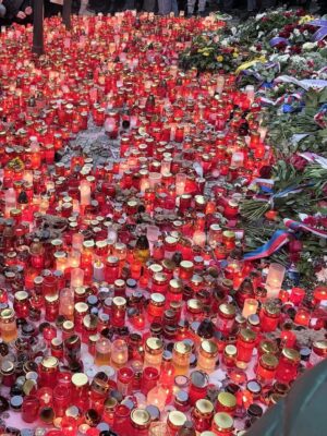 Tereza Ramba Instagram - Svoboda je strašně cukru v kafi a kravský mlíko.
Svoboda je ulice pod kůží.
Svobodná je mysl, tělo i společnost.
Bez svobody se dá žít, ale jak?
Svoboda je nakažlivá a neopustitelná.
Svoboda je jako dobře omaštěnej knedlík.
Svoboda je obrovskej boj mezi malýma bojema, který všichni denně odvážně vedeme.
Svoboda je dar.
Svobodu nám dala generace mých rodičů a prarodičů.
Svobodu chci žít.
Svobodu chci dát všem budoucím generacím, svým i vašim dětem.
Svoboda je zadarmo.
Svoboda je Statečné srdce.
Svoboda je nebát se.
Svoboda je láska a láska je svoboda.