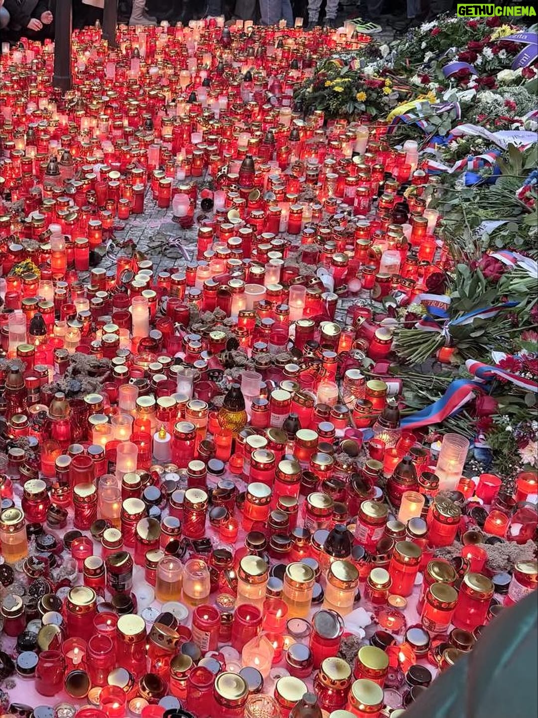 Tereza Ramba - 4K Likes - Svoboda je strašně cukru v kafi a kravský mlíko.
Svoboda je ulice pod kůží.
Svobodná je mysl, tělo i společnost.
Bez svobody se dá žít, ale jak?
Svoboda je nakažlivá a neopustitelná.
Svoboda je jako dobře omaštěnej knedlík.
Svoboda je obrovskej boj mezi malýma bojema, který všichni denně odvážně vedeme.
Svoboda je dar.
Svobodu nám dala generace mých rodičů a prarodičů.
Svobodu chci žít.
Svobodu chci dát všem budoucím generacím, svým i vašim dětem.
Svoboda je zadarmo.
Svoboda je Statečné srdce.
Svoboda je nebát se.
Svoboda je láska a láska je svoboda.