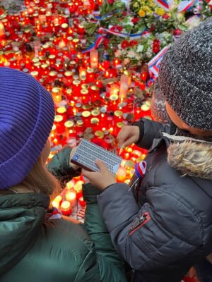 Tereza Ramba Instagram - Svoboda je strašně cukru v kafi a kravský mlíko.
Svoboda je ulice pod kůží.
Svobodná je mysl, tělo i společnost.
Bez svobody se dá žít, ale jak?
Svoboda je nakažlivá a neopustitelná.
Svoboda je jako dobře omaštěnej knedlík.
Svoboda je obrovskej boj mezi malýma bojema, který všichni denně odvážně vedeme.
Svoboda je dar.
Svobodu nám dala generace mých rodičů a prarodičů.
Svobodu chci žít.
Svobodu chci dát všem budoucím generacím, svým i vašim dětem.
Svoboda je zadarmo.
Svoboda je Statečné srdce.
Svoboda je nebát se.
Svoboda je láska a láska je svoboda.