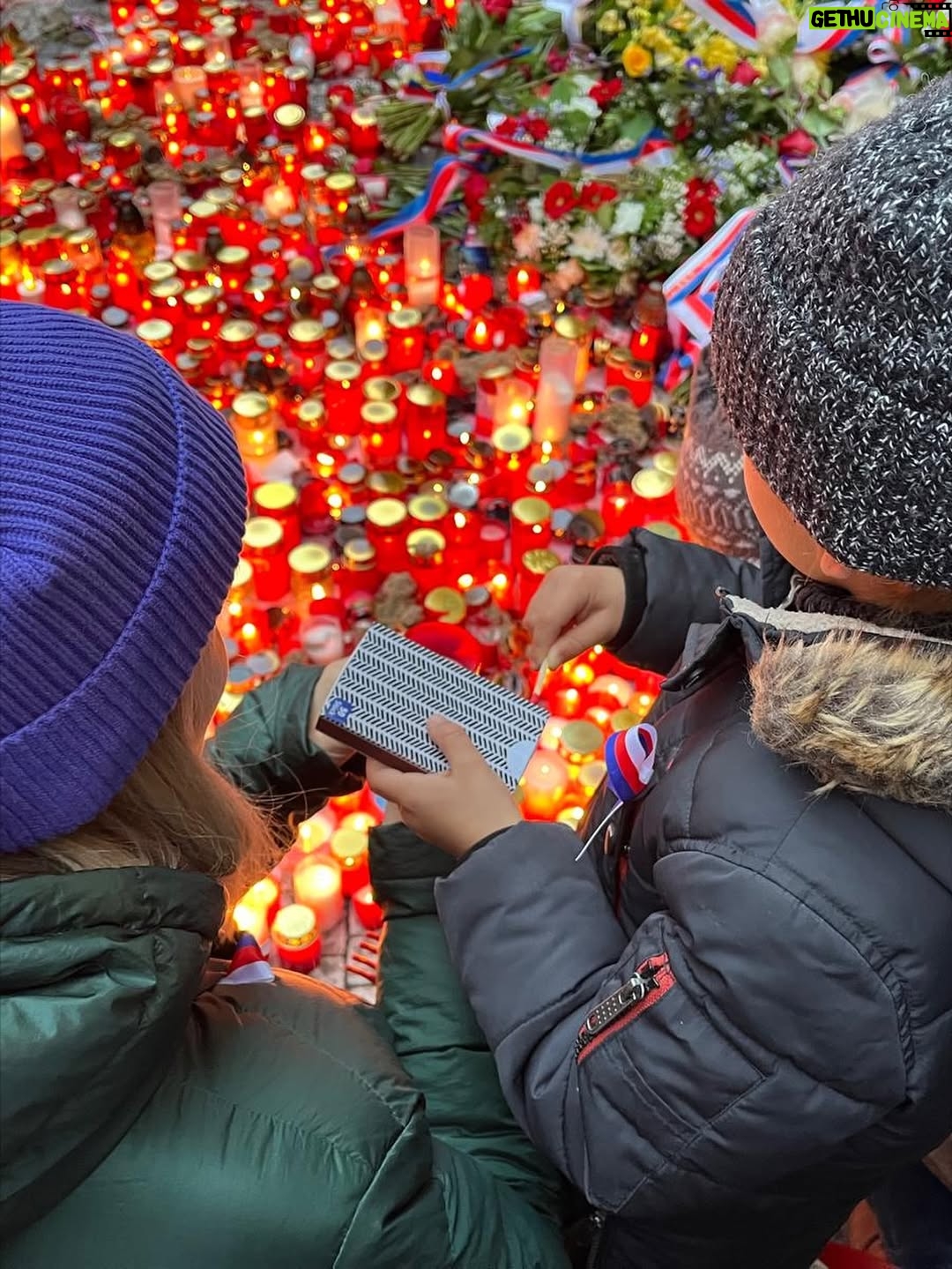 Tereza Ramba - 4K Likes - Svoboda je strašně cukru v kafi a kravský mlíko.
Svoboda je ulice pod kůží.
Svobodná je mysl, tělo i společnost.
Bez svobody se dá žít, ale jak?
Svoboda je nakažlivá a neopustitelná.
Svoboda je jako dobře omaštěnej knedlík.
Svoboda je obrovskej boj mezi malýma bojema, který všichni denně odvážně vedeme.
Svoboda je dar.
Svobodu nám dala generace mých rodičů a prarodičů.
Svobodu chci žít.
Svobodu chci dát všem budoucím generacím, svým i vašim dětem.
Svoboda je zadarmo.
Svoboda je Statečné srdce.
Svoboda je nebát se.
Svoboda je láska a láska je svoboda.