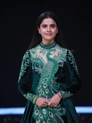 Thanuja Puttaswamy Instagram - Queen Thanuja is on it 👑🦚
Grace in every move, pride in every step, she blooms like a peacock on the stage.
Her elegance, confidence, and royal aura steal every spotlight, turning every moment into pure magic.
When Thanuja appears, it’s not just a performance… it’s a majestic celebration of beauty, strength, and queen energy. 💫✨
Designer @threads_by_girija
Jewellery @gokulamsignaturejewels
Photography:- @djdevaofficial_
#Thanuja #ThanujaPuttaswamy
#thanujaputtaswamy #actorthanujaputtaswamy #thanujaputtaswamybb9
