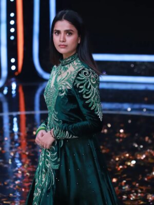 Thanuja Puttaswamy Instagram - Queen Thanuja is on it 👑🦚
Grace in every move, pride in every step, she blooms like a peacock on the stage.
Her elegance, confidence, and royal aura steal every spotlight, turning every moment into pure magic.
When Thanuja appears, it’s not just a performance… it’s a majestic celebration of beauty, strength, and queen energy. 💫✨
Designer @threads_by_girija
Jewellery @gokulamsignaturejewels
Photography:- @djdevaofficial_
#Thanuja #ThanujaPuttaswamy
#thanujaputtaswamy #actorthanujaputtaswamy #thanujaputtaswamybb9