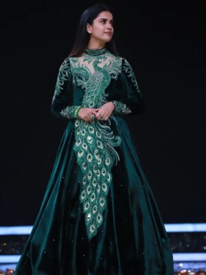 Thanuja Puttaswamy Instagram - Queen Thanuja is on it 👑🦚
Grace in every move, pride in every step, she blooms like a peacock on the stage.
Her elegance, confidence, and royal aura steal every spotlight, turning every moment into pure magic.
When Thanuja appears, it’s not just a performance… it’s a majestic celebration of beauty, strength, and queen energy. 💫✨
Designer @threads_by_girija
Jewellery @gokulamsignaturejewels
Photography:- @djdevaofficial_
#Thanuja #ThanujaPuttaswamy
#thanujaputtaswamy #actorthanujaputtaswamy #thanujaputtaswamybb9