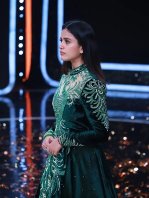 Thanuja Puttaswamy Instagram - Queen Thanuja is on it 👑🦚
Grace in every move, pride in every step, she blooms like a peacock on the stage.
Her elegance, confidence, and royal aura steal every spotlight, turning every moment into pure magic.
When Thanuja appears, it’s not just a performance… it’s a majestic celebration of beauty, strength, and queen energy. 💫✨
Designer @threads_by_girija
Jewellery @gokulamsignaturejewels
Photography:- @djdevaofficial_
#Thanuja #ThanujaPuttaswamy
#thanujaputtaswamy #actorthanujaputtaswamy #thanujaputtaswamybb9