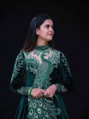 Thanuja Puttaswamy Instagram - Queen Thanuja is on it 👑🦚
Grace in every move, pride in every step, she blooms like a peacock on the stage.
Her elegance, confidence, and royal aura steal every spotlight, turning every moment into pure magic.
When Thanuja appears, it’s not just a performance… it’s a majestic celebration of beauty, strength, and queen energy. 💫✨
Designer @threads_by_girija
Jewellery @gokulamsignaturejewels
Photography:- @djdevaofficial_
#Thanuja #ThanujaPuttaswamy
#thanujaputtaswamy #actorthanujaputtaswamy #thanujaputtaswamybb9