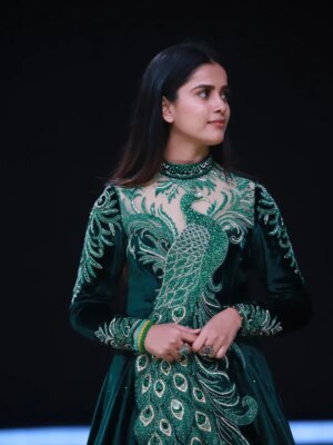 Thanuja Puttaswamy Instagram - Queen Thanuja is on it 👑🦚
Grace in every move, pride in every step, she blooms like a peacock on the stage.
Her elegance, confidence, and royal aura steal every spotlight, turning every moment into pure magic.
When Thanuja appears, it’s not just a performance… it’s a majestic celebration of beauty, strength, and queen energy. 💫✨
Designer @threads_by_girija
Jewellery @gokulamsignaturejewels
Photography:- @djdevaofficial_
#Thanuja #ThanujaPuttaswamy
#thanujaputtaswamy #actorthanujaputtaswamy #thanujaputtaswamybb9