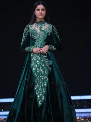 Thanuja Puttaswamy Instagram - Queen Thanuja is on it 👑🦚
Grace in every move, pride in every step, she blooms like a peacock on the stage.
Her elegance, confidence, and royal aura steal every spotlight, turning every moment into pure magic.
When Thanuja appears, it’s not just a performance… it’s a majestic celebration of beauty, strength, and queen energy. 💫✨
Designer @threads_by_girija
Jewellery @gokulamsignaturejewels
Photography:- @djdevaofficial_
#Thanuja #ThanujaPuttaswamy
#thanujaputtaswamy #actorthanujaputtaswamy #thanujaputtaswamybb9