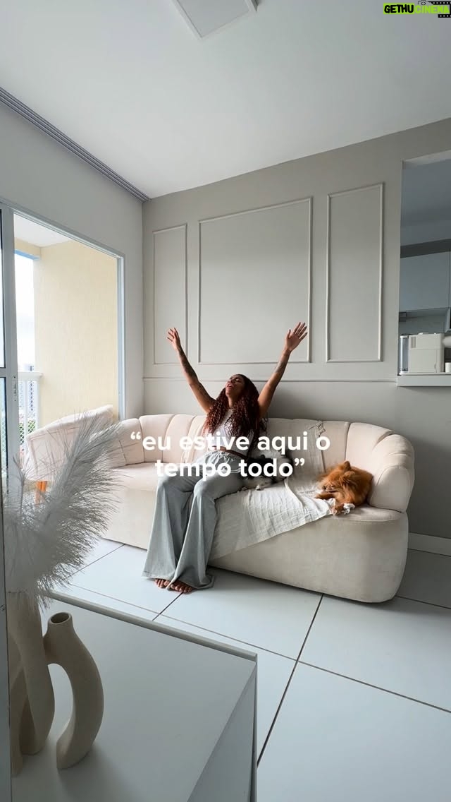 Thuany Raquel - 32.8K Likes - Jeremias 31:3 ❤️‍🔥

Talvez a maior cura da sua vida não seja ser amado por alguém. Mas finalmente acreditar que sempre foi amada por Deus.

O amor de Deus não é como o amor humano. Ele não depende do seu desempenho, ele não muda em nenhum circustância, não diminui quando você falha, não vai embora quando você erra, e não é por troca ou por mérito. É GRAÇA. Você não precisa provar nada para ser amada por Ele. Você já é. Antes de acertar, antes de entender, antes até de pedir. 🥹

Ele te ama ❤️‍🔥