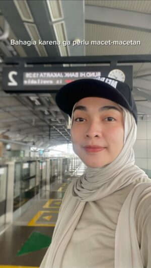 Tika Bravani Instagram - Latihan teater di Cikini, dari Cinere, hujan, weekdays.. nope, tak ingin ku 2 jam di jalanan pulang. Naik MRT jadi solusi, seperti saran bu manager @dianita_tiastuti 

Foto/video yang diambil adalah update-an biar nggak nyasar. 
Tapi ternyata nyasar jugaa.. niatnya ke Bundaran HI jadi ke Bendungan Hilir.. namanya juga jalan sambil ngapalin, nggak fokuus🥲

Monoplay Melati Pertiwi, 25 November 2025 — Gedung Kesenian Jakarta
🎟 Tiket tersedia melalui link di bio @keana_film