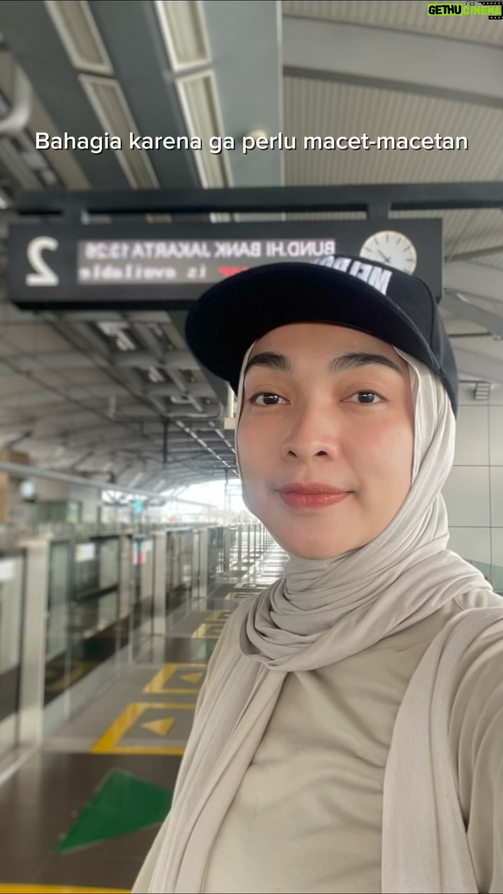 Tika Bravani - 5.9K Likes - Latihan teater di Cikini, dari Cinere, hujan, weekdays.. nope, tak ingin ku 2 jam di jalanan pulang. Naik MRT jadi solusi, seperti saran bu manager @dianita_tiastuti 

Foto/video yang diambil adalah update-an biar nggak nyasar. 
Tapi ternyata nyasar jugaa.. niatnya ke Bundaran HI jadi ke Bendungan Hilir.. namanya juga jalan sambil ngapalin, nggak fokuus🥲

Monoplay Melati Pertiwi, 25 November 2025 — Gedung Kesenian Jakarta
🎟 Tiket tersedia melalui link di bio @keana_film