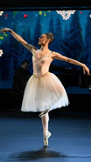 Tiler Peck Instagram - @nycballet Principal Dancer @tilerpeck performs “Dance of the Sugar Plum Fairy” from George Balanchine’s “The Nutcracker,” accompanied by music director @andrew.litton.
#Colbert #TheNutcracker