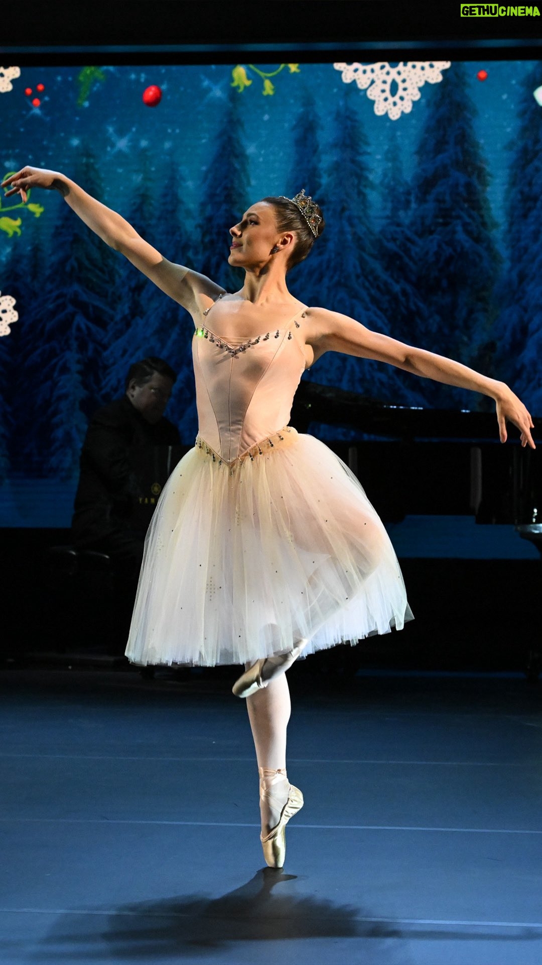 Tiler Peck - 30.8K Likes - @nycballet Principal Dancer @tilerpeck performs “Dance of the Sugar Plum Fairy” from George Balanchine’s “The Nutcracker,” accompanied by music director @andrew.litton.

#Colbert #TheNutcracker