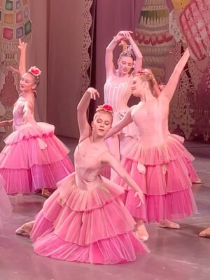 Tiler Peck Instagram - Officially kicked off the Nutcracker season last night with my first performance of Dewdrop!
It was so amazing getting to see new and familiar faces in the audience last night ❤️ Thank you to everyone who came out to support us!
Now let’s get the Christmas season started! And yes Nyla is obviously loving all this new attention 🐶
#ballet #ballerina #dance #dancer #nutcracker #dewdrop #performance #thingstodoinnyc #photos #carousel